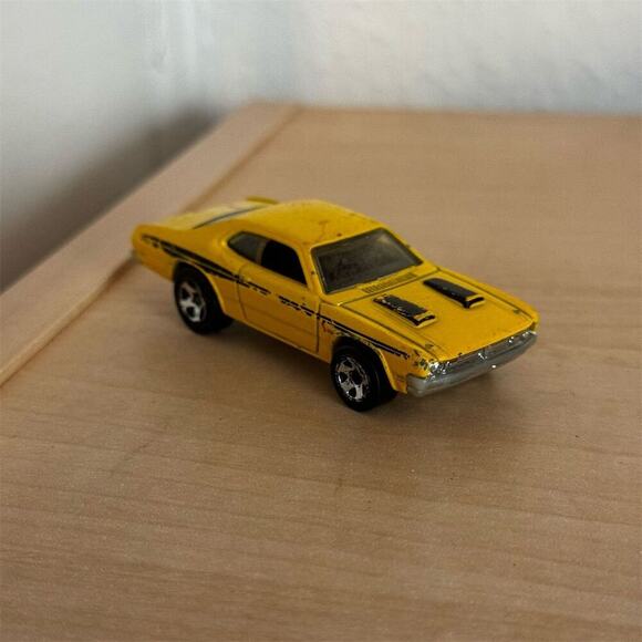Y2K Hot Wheels 2009 1971 Dodge Demon Yellow 1:64 Diecast Model Car - Picture 3 of 9